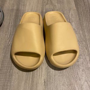 Yeezy slides size 5 Adidas
